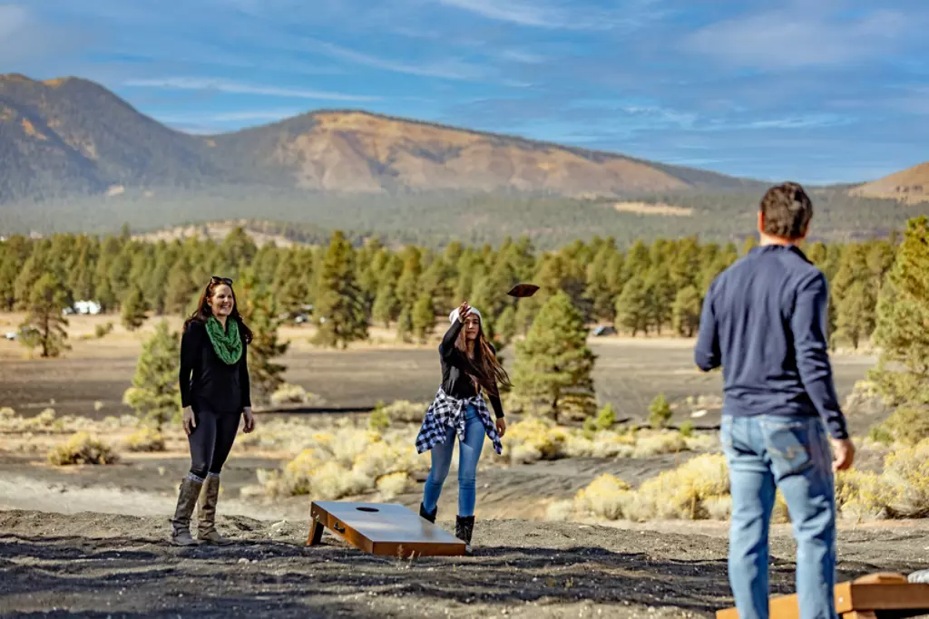 couple playing cornhole