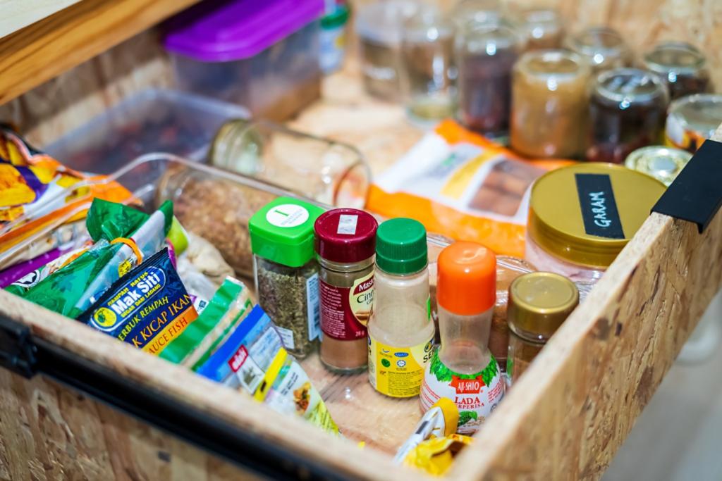 Drawer full of kitchen items, nicely organized. 